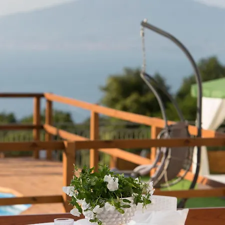 Spaziosa In Con Terrazzino Privato Guest house Massa Lubrense